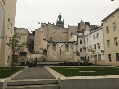 Memorial to 150,000 jews in the ruins of the Golden Rose Synagoguehttps://heritageandmemorystudies.com/1718-2/research-projects-lviv/golden-rose-synagogue/